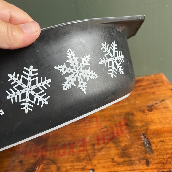 Vintage Black Snowflake Pyrex 2.5 QT Casserole Dish with Lid - Picture 6 of 8